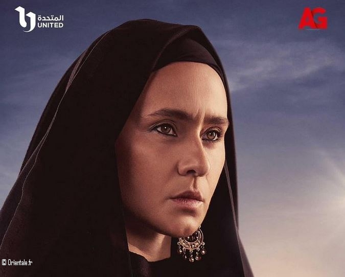 Nelly Karim dans Amla Nadira, ici en tenue folklorique des femmes de Haute-Egypte