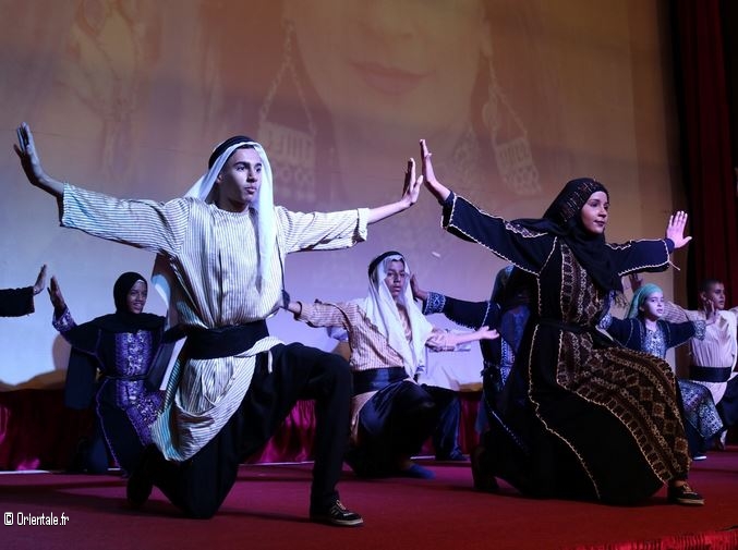 Danse folklorique par des Palestiniens Danse folklorique par des Palestiniens