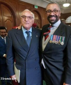 Ahmed Ataf à la cérémonie de couronnement du roi Charles III, ici avec son homologue James Cleverly