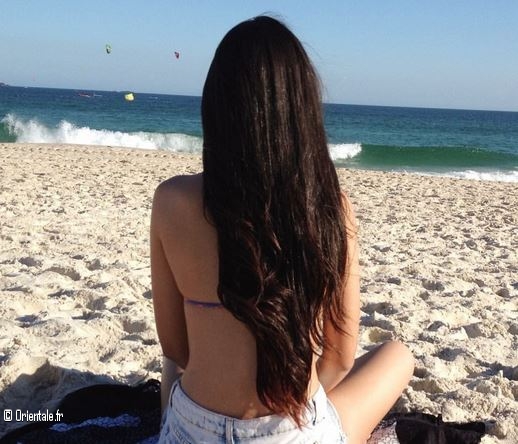Une jeune femme profite de la plage en Algérie Une jeune femme profite de la plage en Algérie