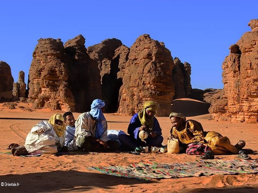 Des Touaregs boivent le thé à Djanet, Algérie Des Touaregs boivent le thé à Djanet, Algérie