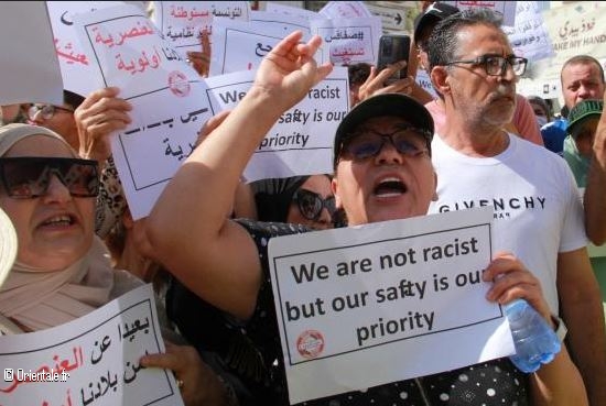 Des Tunisiens manifestent à Sfax contre les migrants africains Des Tunisiens manifestent à Sfax contre les migrants africains