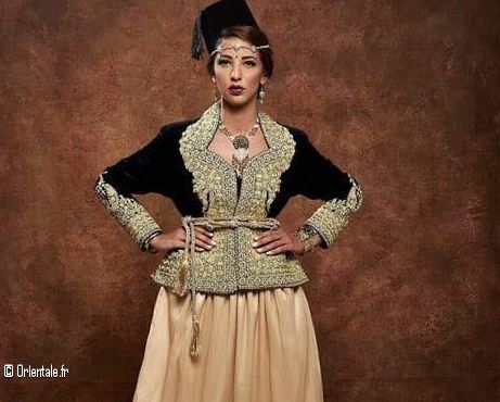 Jeune femme algérienne en tenue traditionnelle algéroise Jeune femme algérienne en tenue traditionnelle algéroise