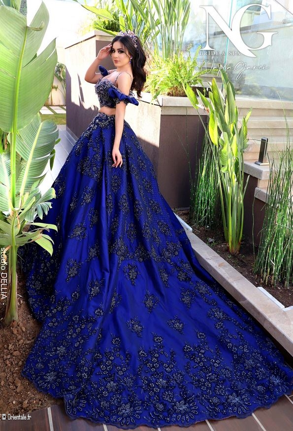 Une robe tunisienne bleu roi avec une trs longue trane !