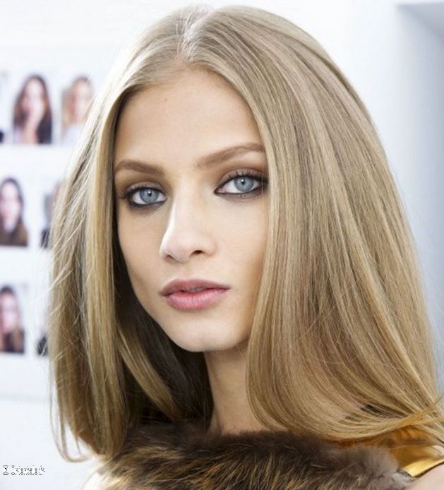 Reflets blonds naturels sur une femme aux cheveux châtains Reflets blonds naturels sur une femme aux cheveux châtains