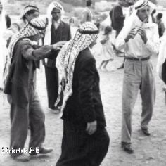 Des hommes palestiniens dansent la dabk en 1948