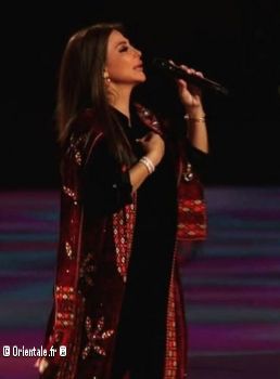 Elissa en tenue traditionnelle