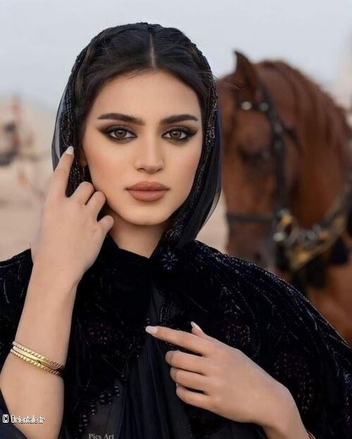 Femme arabe devant des chevaux Femme arabe devant des chevaux