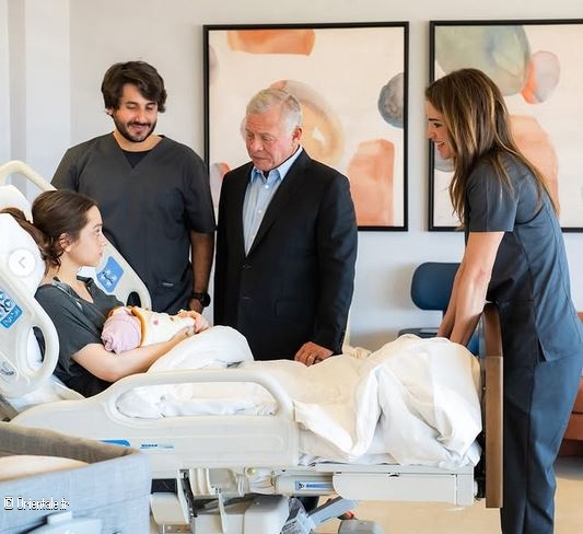 La princesse Iman tient son bébé dans les bras, entourée de son mari et de ses parents La princesse Iman tient son bébé dans les bras, entourée de son mari et de ses parents