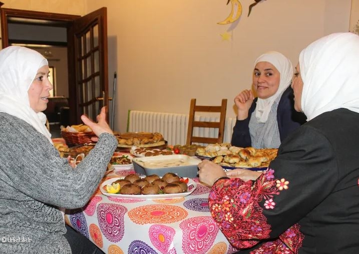 Des femmes jordaniennes et syriennes échangent des recettes, des plats et des souvenirs (Al Jazeera) Des femmes jordaniennes et syriennes échangent des recettes, des plats et des souvenirs (Al Jazeera)