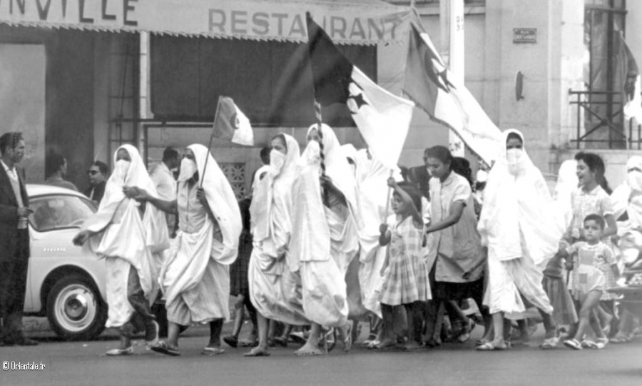Des femmes algriennes en hayik, lors de l'indpendance en juillet 62