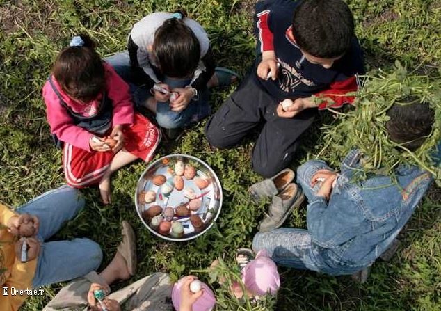 Des enfants mangent des oeufs à l'occasion de Sham el Nessim Des enfants mangent des oeufs à l'occasion de Sham el Nessim