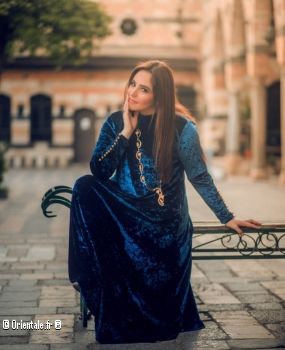 Abeer Nehme en robe de velours arabe bleue 